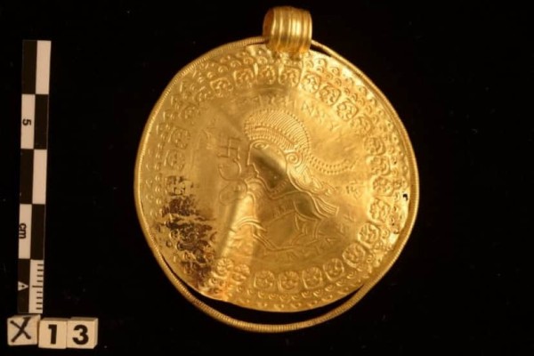 北欧神話の戦争と死の神「オーディン」について言及した世界最古の遺物、黄金のメダルを発見 : カラパイア - インテリア小物