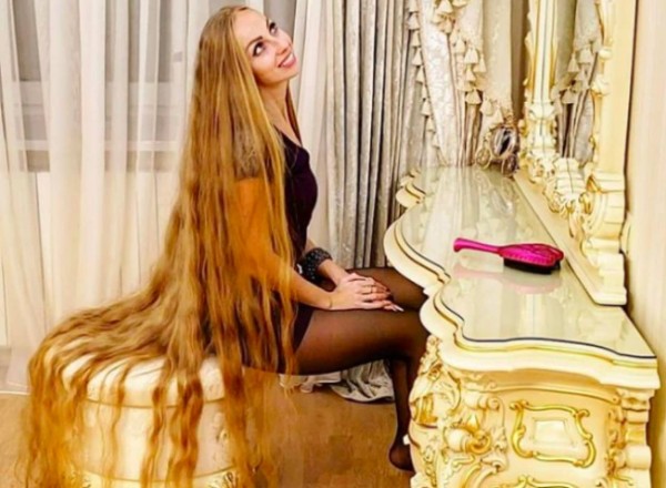 髪は女の命だから 28年間伸ばし続けた髪がついに2mを超えたウクライナのラプンツェル カラパイア