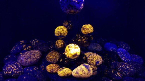 紫外線で光る！発光する新種の鉱物「ユーパーライト」がアメリカ