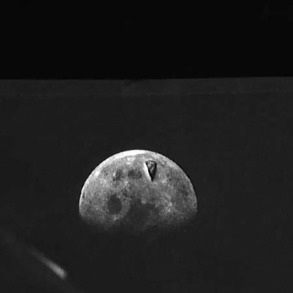圧倒的存在感！アポロ8号の撮影した月の写真に巨大な舌のようなものが 