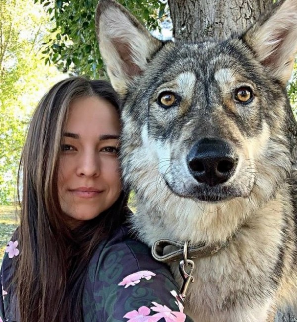 育児放棄されたオオカミの赤ちゃんを育て 完璧な家族の一員となった ロシア カラパイア