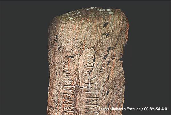 石碑に刻まれたルーン文字が明かすバイキング女王の絶大な権力 