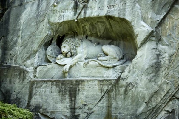 スイスの記念碑「瀕死のライオン像」にまつわる歴史 : カラパイア