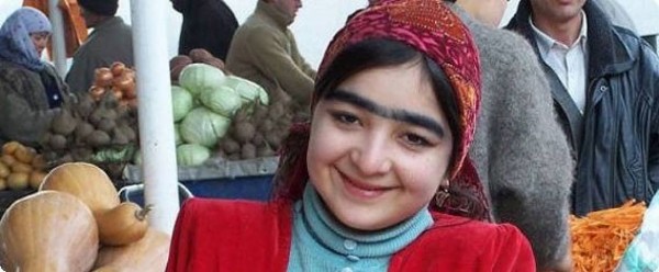 眉毛はつながっているほどセクシー度がアップするというタジキスタンの女性たち カラパイア