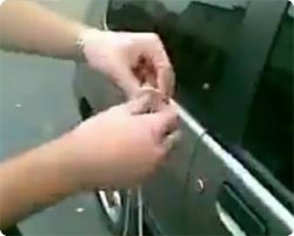 わずか10秒でロックされた車のドアを開ける方法 ロシア流 カラパイア