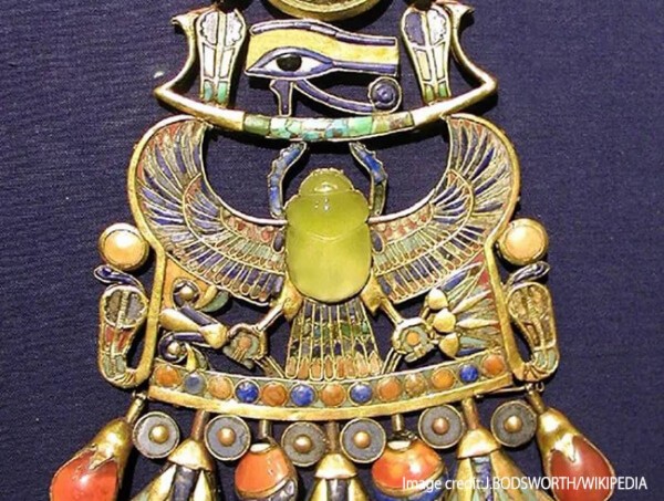 ツタンカーメン王の胸飾りのスカラベに隠された宇宙とのつながり : カラパイア