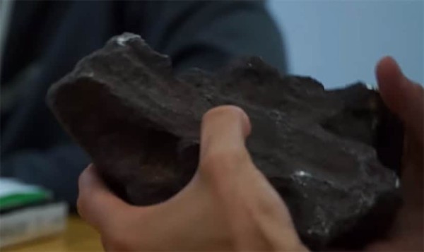 30年間ドアストッパーとして使われていた石が、1000万円を超える値打ち