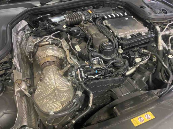 メルセデスベンツ Eクラス X213 LIQUI MOLY メンテナンス : 木下