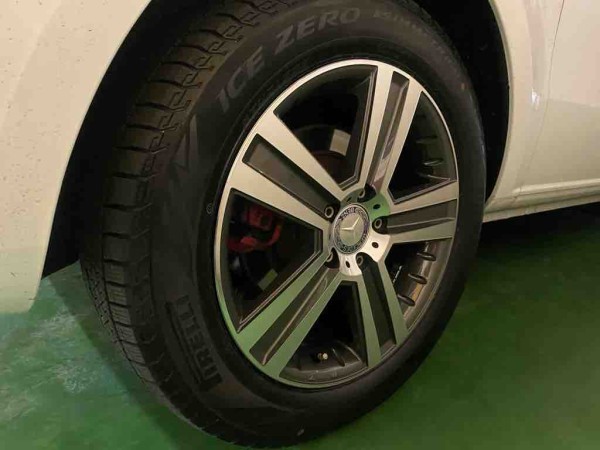 メルセデスベンツ V220d W447 スタッドレスタイヤ : 木下オート