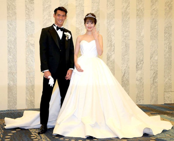 浦和の槙野智章 高梨臨夫妻が挙式披露宴 子供は１１人 大変幸せです フットバル