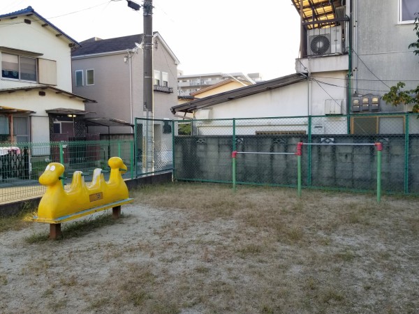 幾野1丁目にある「白ばらちびっこ広場」に見たことのある遊具が