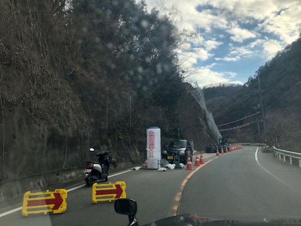 仮設信号も登場 こないだの豪雨の影響 星のブランコ近くで道路工事やってた 交野タイムズ