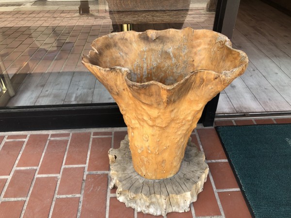 交野市駅前のパン屋さん麦の大地の店舗前には 縄文土器 みたいなのがある 交野タイムズ 交野市駅前のパン屋さん麦の大地の店舗前には 縄文土器 みたいなのがある 交野タイムズ