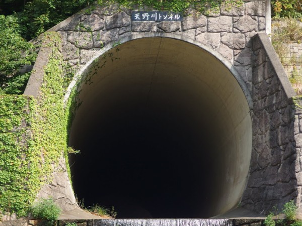 車両はおろか人さえも通れない超ドでかいトンネルがある その名も 天野川トンネル 交野タイムズ