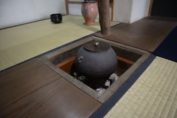 大阪の古窯・私市『吉向松月窯』にガチャガチャがあった！「伝統