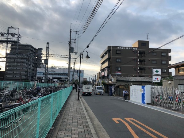 線路を渡ると青いろフェンスの建物が 交野市駅前に作ってるのはシャーメゾン 交野タイムズ