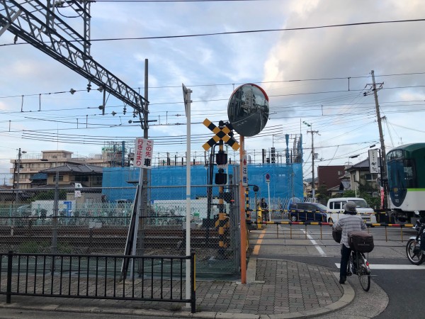 線路を渡ると青いろフェンスの建物が 交野市駅前に作ってるのはシャーメゾン 交野タイムズ