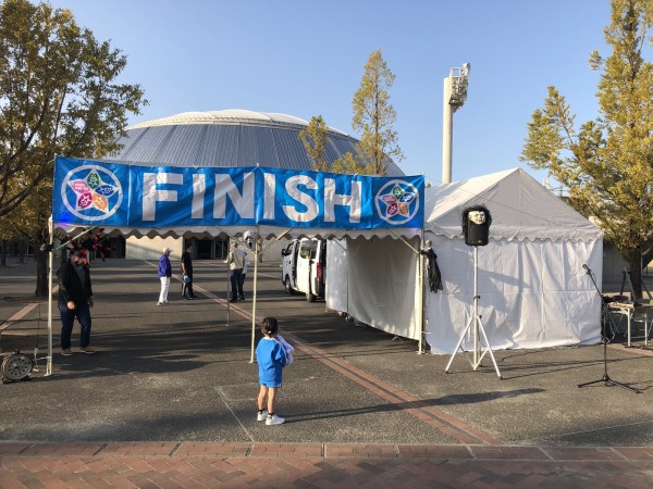 ドームにゴールゲートが出現 交野マラソンinハロウィン最終日の様子はこんな感じ 交野タイムズ