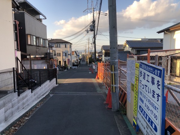 歩道工事中で道路幅が広がる予感 河内森駅と河内磐船駅をつなぐ道沿いのところ 交野新聞記事 交野タイムズ