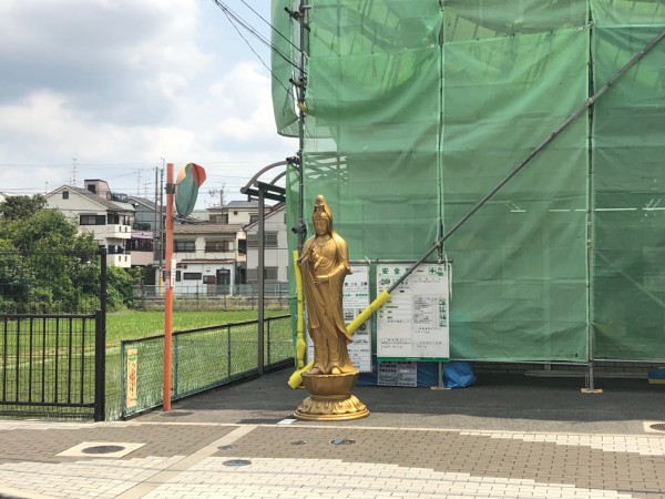 交野市唯一の仏壇店泉屋のある建物がグリーンになって神々しい仏像が登場してる 交野タイムズ