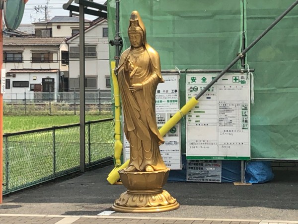 交野市唯一の仏壇店泉屋のある建物がグリーンになって神々しい仏像が登場してる 交野タイムズ