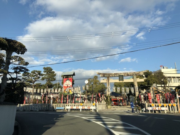 交野戎で笹もって来い 住吉神社にあのでっかいえべっさんフェイスが登場 双子説とかも出そうな道沿いの大看板も注目 交野タイムズ