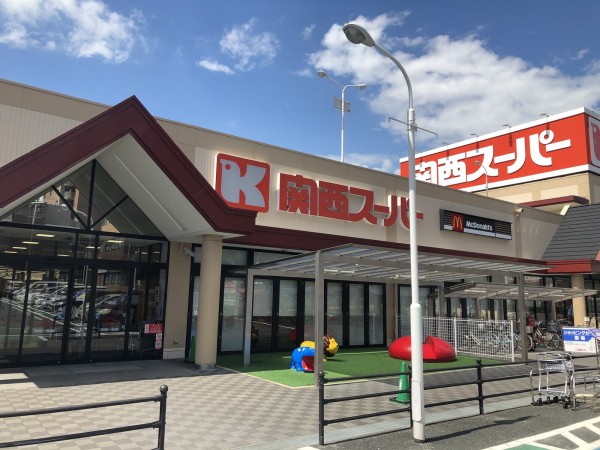 関西スーパーの中にあった阪神ドラッグが6月に閉店してて現在は白いカーテンがかかってる 交野タイムズ