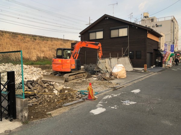 すっからかん 河内磐船駅前 白ファミだったところ建物解体工事が始まってる 交野タイムズ