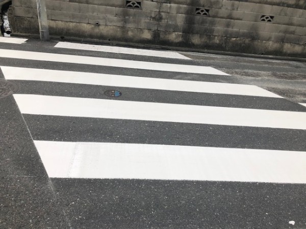 横断歩道の白線はゼブラ型だ そしてそのゼブラが薄くなってたからリペアマンが来て白線引き直したみたい 交野タイムズ