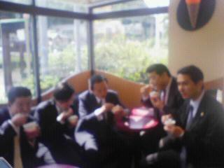 麻生太郎財務相の格好がどう見ても ｗ かたよるにゅーす