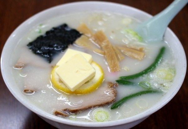 バターとレモンを浮かべた塩味 ホワイトラーメン 白河 田中屋 ワンコイン的食べ歩き生活