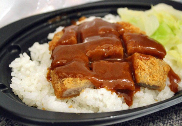 箸で食べるビフカツ丼 加古川かつめし ふるさと祭り東京13 ワンコイン的食べ歩き生活