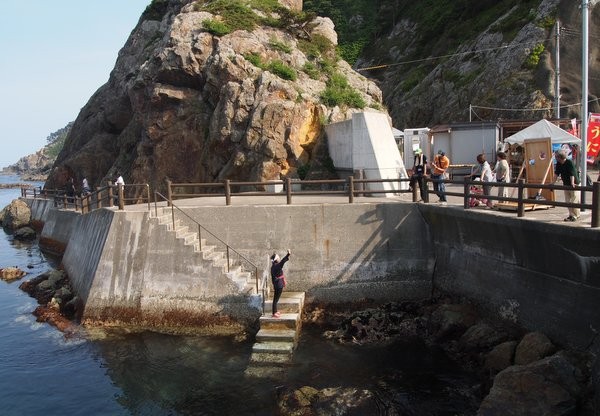 つりがね洞・兜岩。奇岩が続く道を抜け、小袖漁港・海女センターへ : ワンコイン的食べ歩き生活。