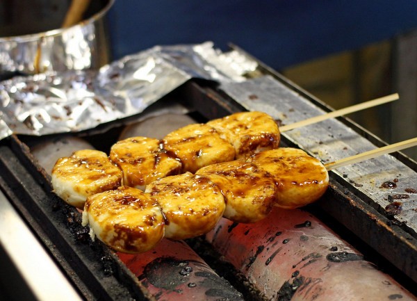 味噌ダレで艶々テカテカ 老舗の焼きまんじゅう 大間々 美濃屋 ワンコイン的食べ歩き生活 味噌ダレで艶々テカテカ 老舗の焼きまんじゅう 大間々 美濃屋 ワンコイン的食べ歩き生活