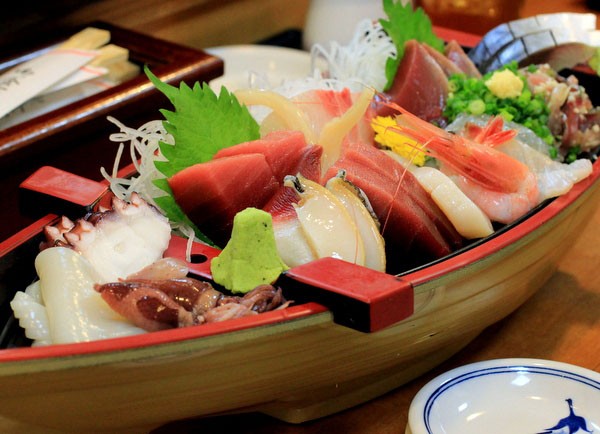 漁師さん推薦!?の居酒屋で豪華に「刺身舟盛り」。焼津・大漁やまちゃん