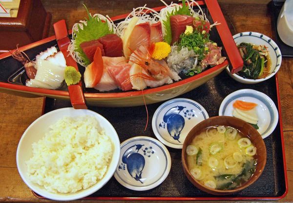 焼津・大漁やまちゃん。人気No.1の舟盛り定食(上)1995円 : ワンコイン