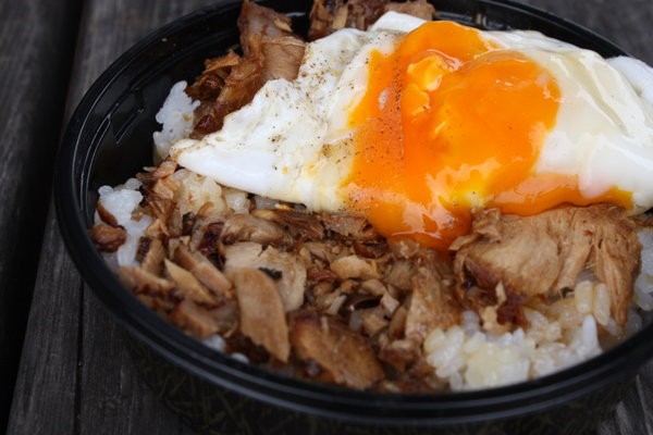 ご当地キティ　今治限定　焼豚玉子飯　根付　10個 ハローキティ ご当地 今治限定 焼豚玉子飯 根付 ストラップ レア