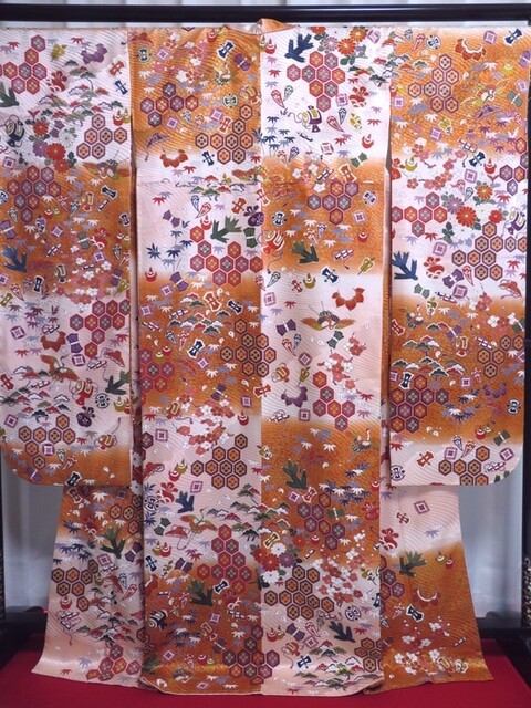 金駒刺繍の雅な古典柄の振袖とやまと誂製 清々しい桜と秋桜柄の振袖 