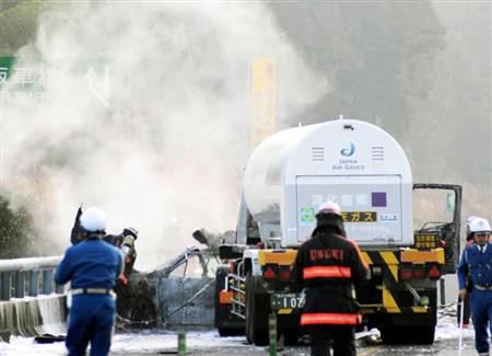 大分 臼杵 東九州道でタンクローリーと衝突し乗用車が炎上 １人死亡 愛愛日報