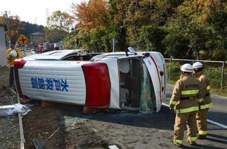 茨城 水戸 緊急走行中の救急車が横転 隊員けが 車と衝突 愛愛日報