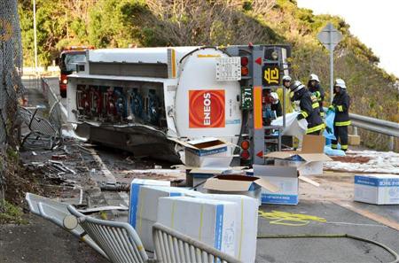 和歌山 白浜 国道でタンクローリー横転 道路 海にガソリン流出 愛愛日報