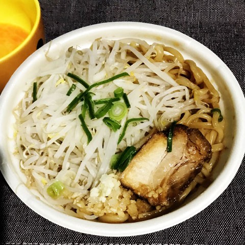 セブンイレブン豚ラーメン アレンジ 生卵で すき焼き風に食す 毎日麺生活