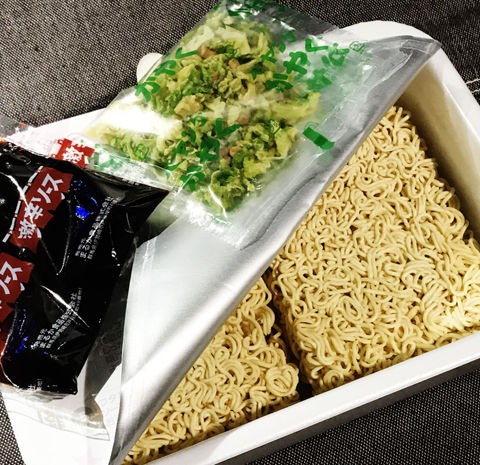 飽きない対策は生卵ペヤング 激辛やきそば超超超大盛GIGAMAX