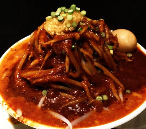 どてちんⅢさんどて辛めん野菜増し。（駐車場案内） : カズミナ麺らいふ