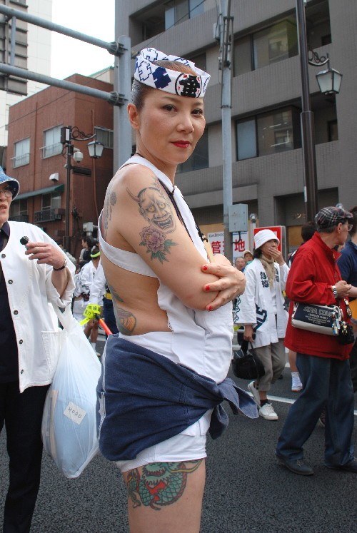 だ埼玉 三社祭 でふんどし姿になって入れ墨を観客に見せる 暴力団 住吉会系幹部らを逮捕 細けぇ事はまあ気にスンナ