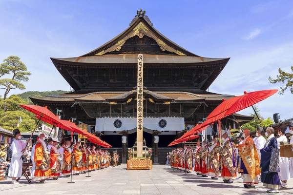 真っ暗闇の通路で極楽への錠前を探す善光寺「お戒壇巡り」の旅
