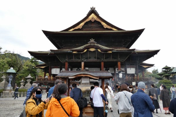 真っ暗闇の通路で極楽への錠前を探す善光寺「お戒壇巡り」の旅