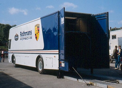 SCHUCO 1/43 – MERCEDES-BENZ Transporter O317 – Porsche
