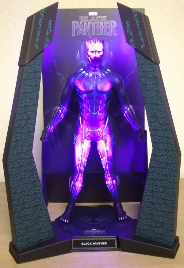 ブラックパンサー　LEDライト付きフィギュア ブラックパンサー LEDライト付きフィギュア