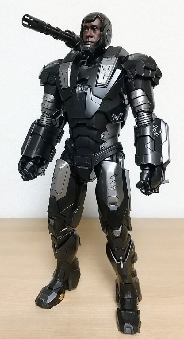 【ＤＩＥＣＡＳＴ】 『アイアンマン２』　ウォーマシン［再生産］ Amazon.com: Hot Toys 1:6 War Machine - Iron Man 2, Silver
